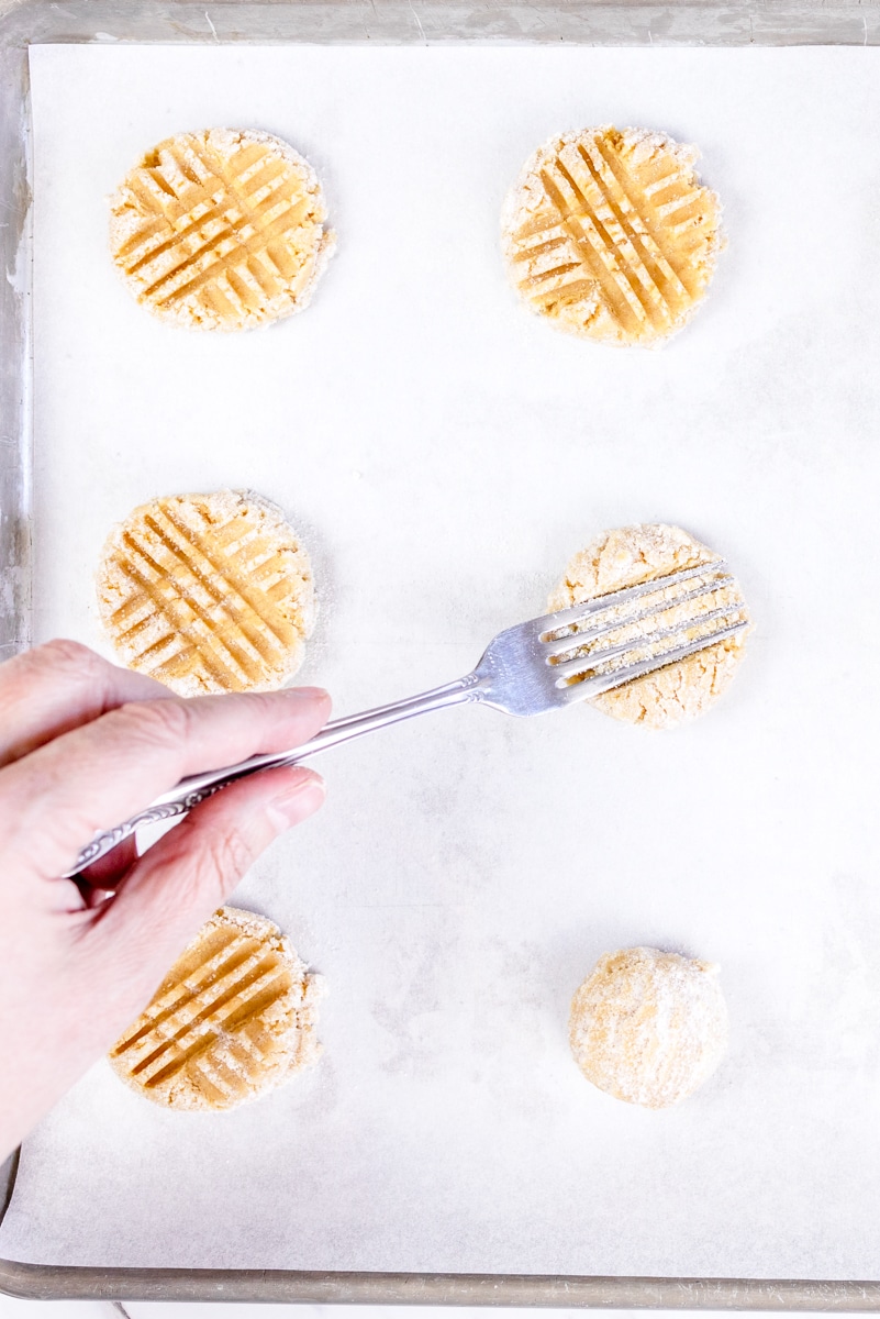 Criss Cross Peanut Butter cookies with fork