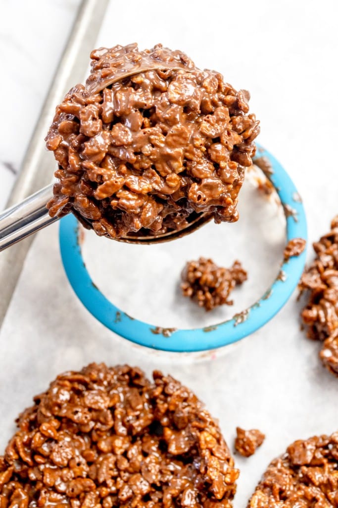 Large cookie scoop full of star crunch krispie mixture