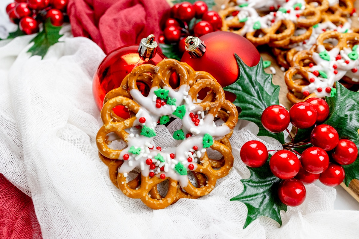 Chocolate Pretzel Wreath Christmas Treats